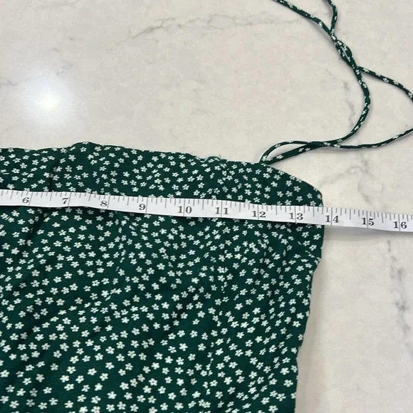 Reformation Meyer top in  Color Green Wyoming‎ - Picture 9 of 10